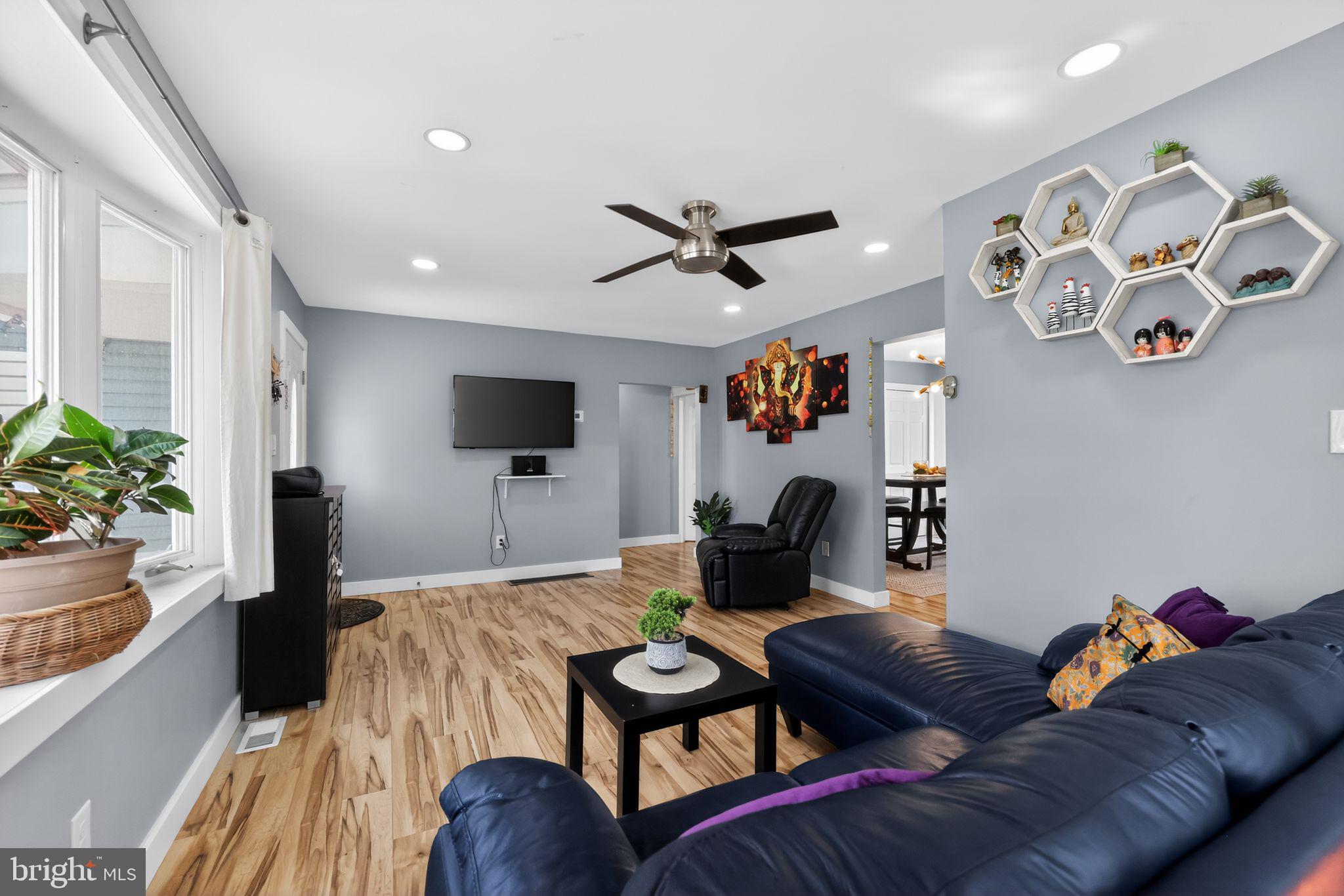 24 Alden Avenue Delran, NJ 08075 - Photo 4 of 32 livingroom