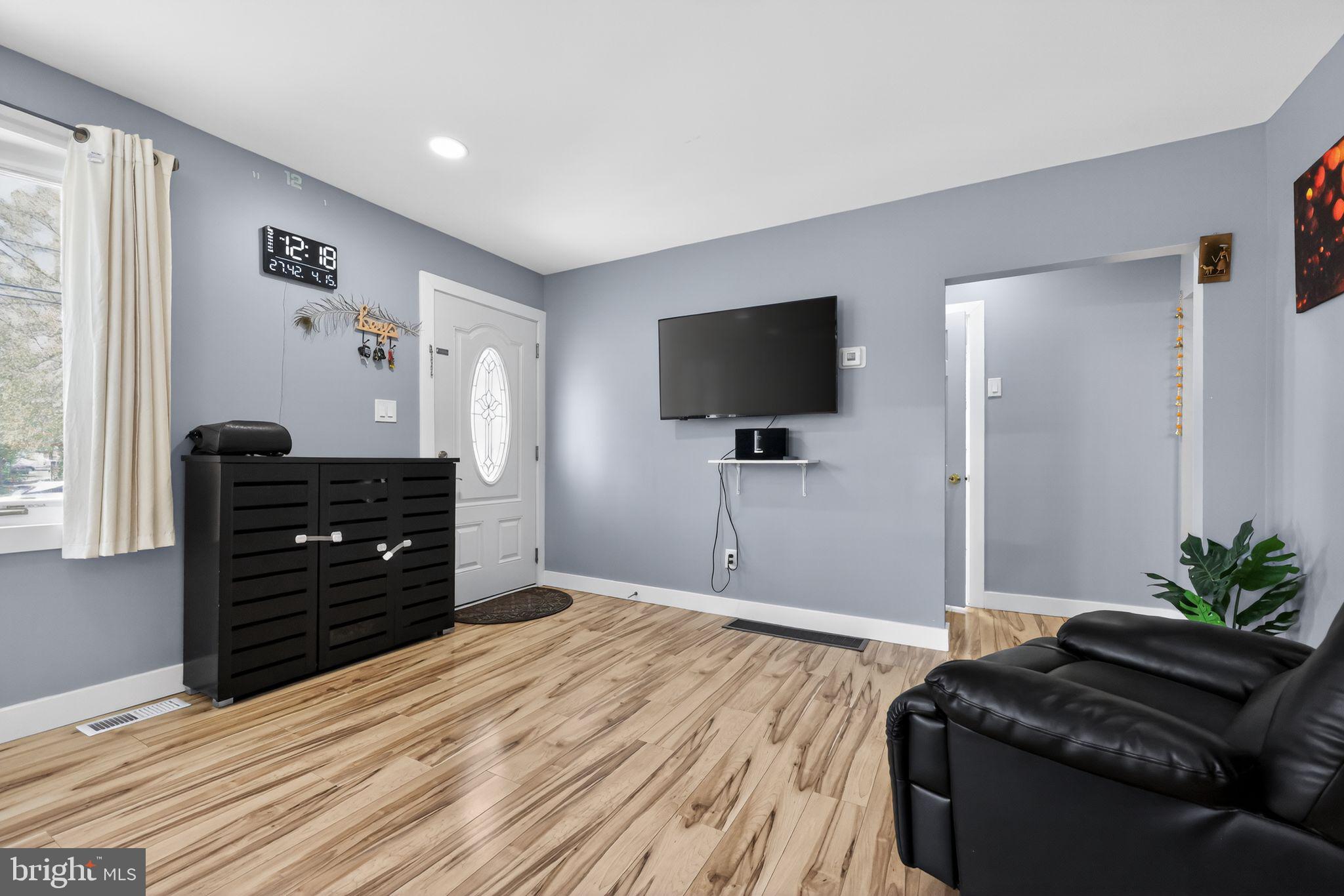 24 Alden Avenue Delran, NJ 08075 - Photo 6 of 32 livingroom