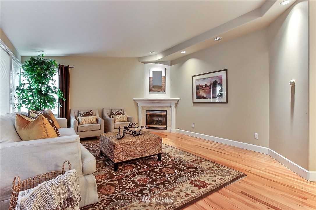 427 Southwest 127th Street Seattle, WA 98146 - Photo 4 of 19 Gallery Image 4