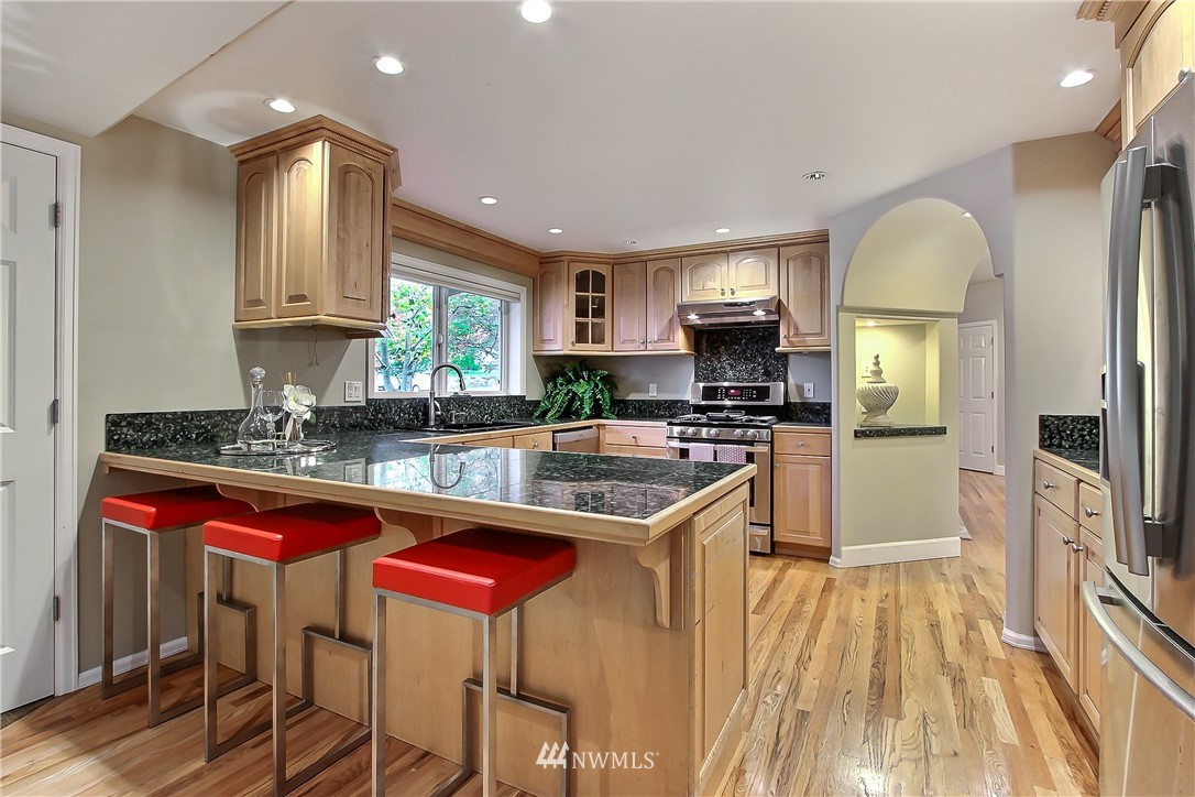 427 Southwest 127th Street Seattle, WA 98146 - Photo 7 of 19 Gallery Image 7