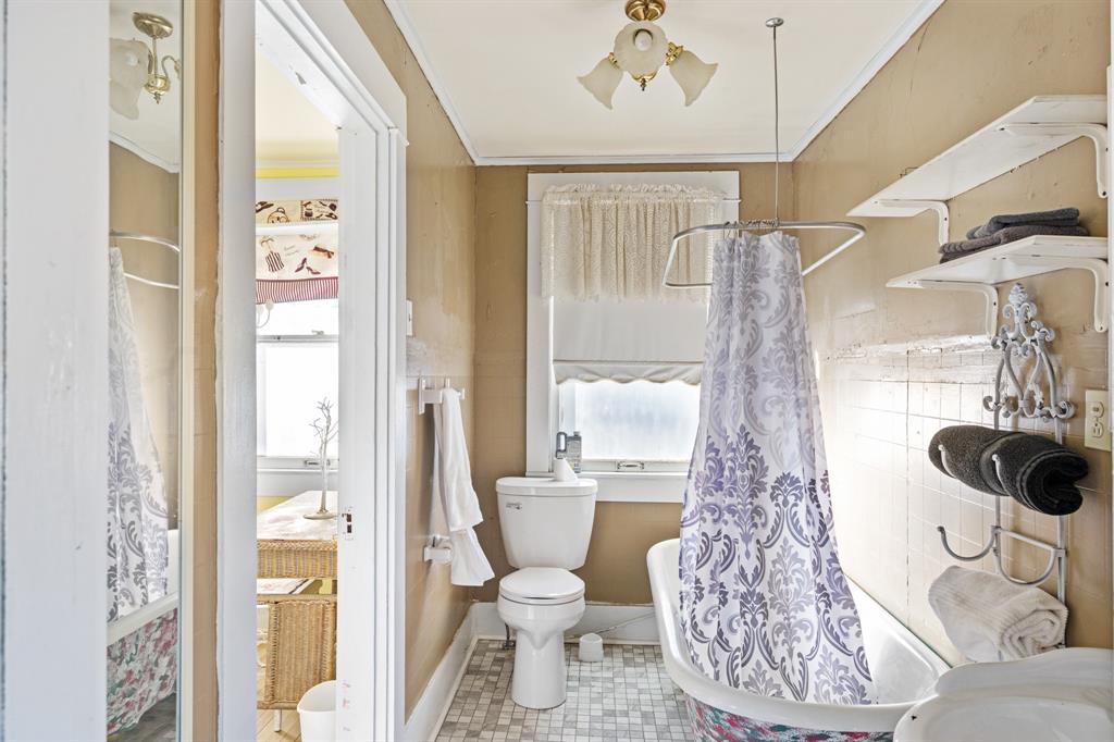 308 Race Street Baird, TX 79504 - Photo 21 of 27 Bathroom with curtained shower and crown molding