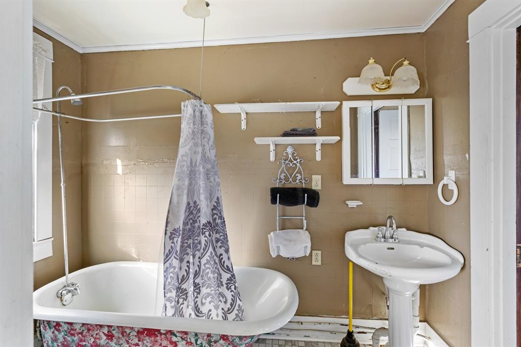 308 Race Street Baird, TX 79504 - Photo 23 of 27 Bathroom featuring shower / tub combo with curtain