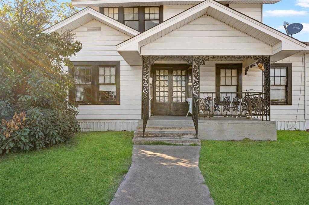 308 Race Street Baird, TX 79504 - Photo 26 of 27 View of front facade featuring a porch and a front lawn