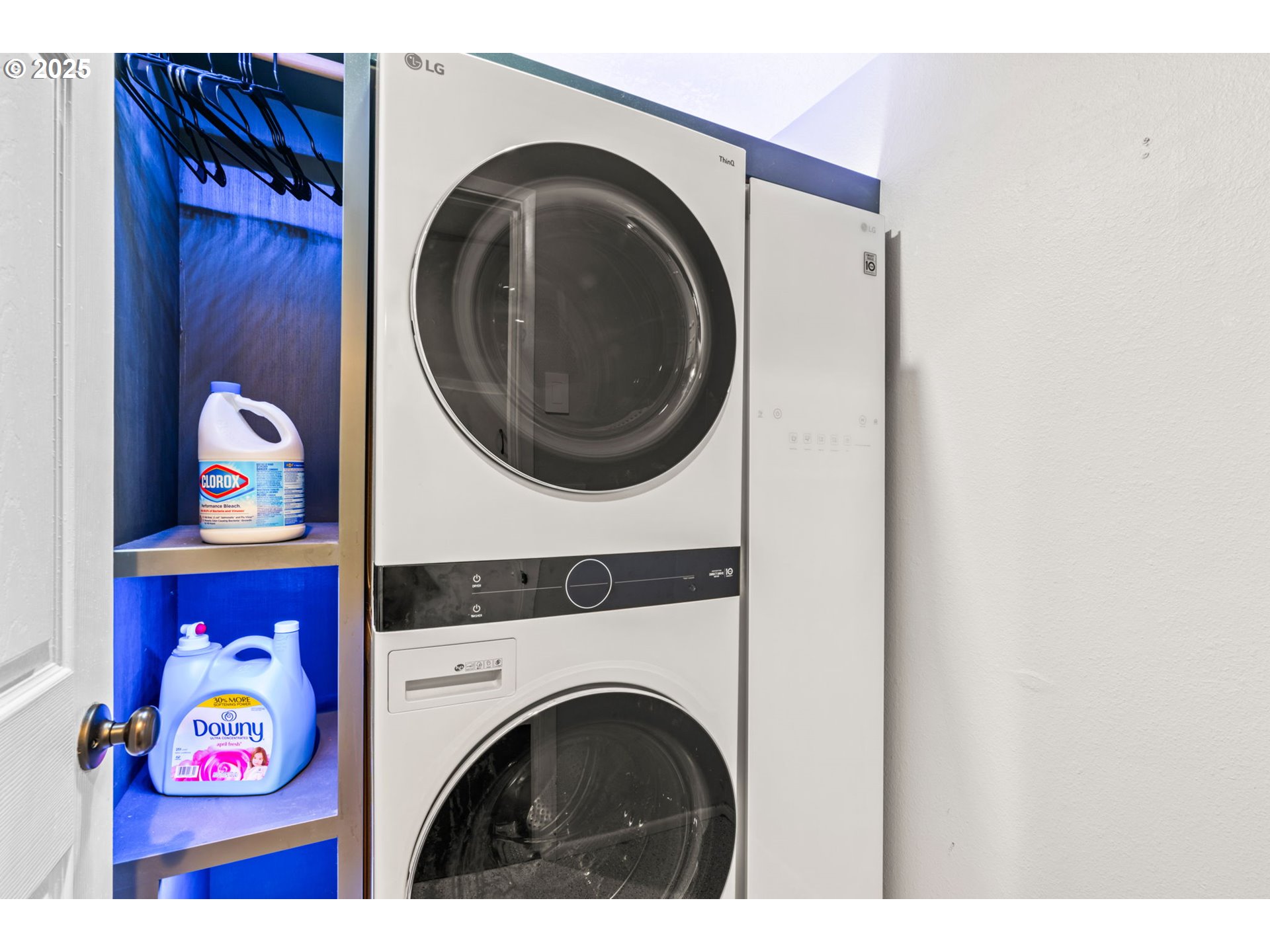 792 Brookside Drive Eugene, OR 97405 - Photo 33 of 46 a view of hallway with washer and dryer