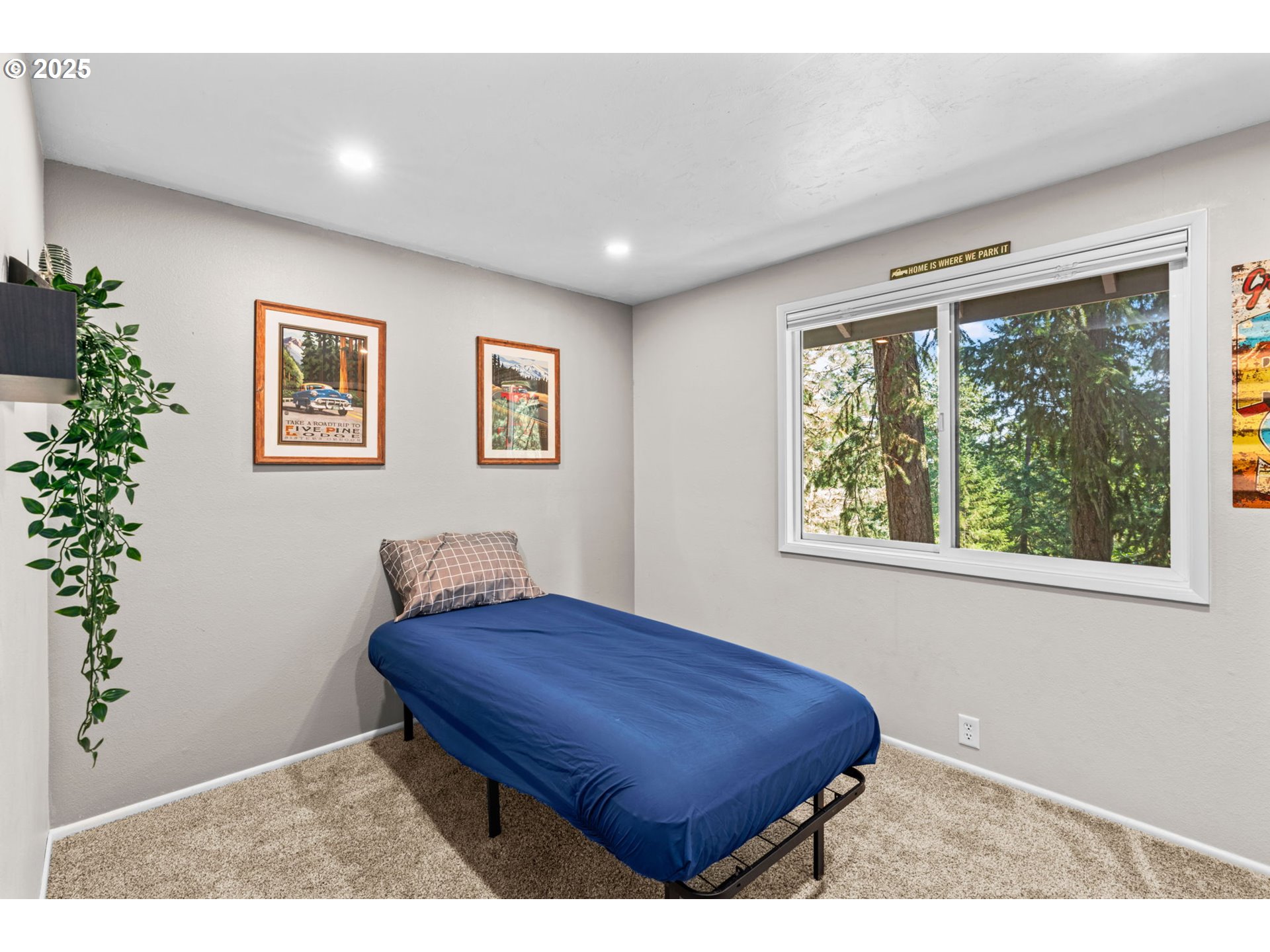 792 Brookside Drive Eugene, OR 97405 - Photo 34 of 46 a room with furniture and window