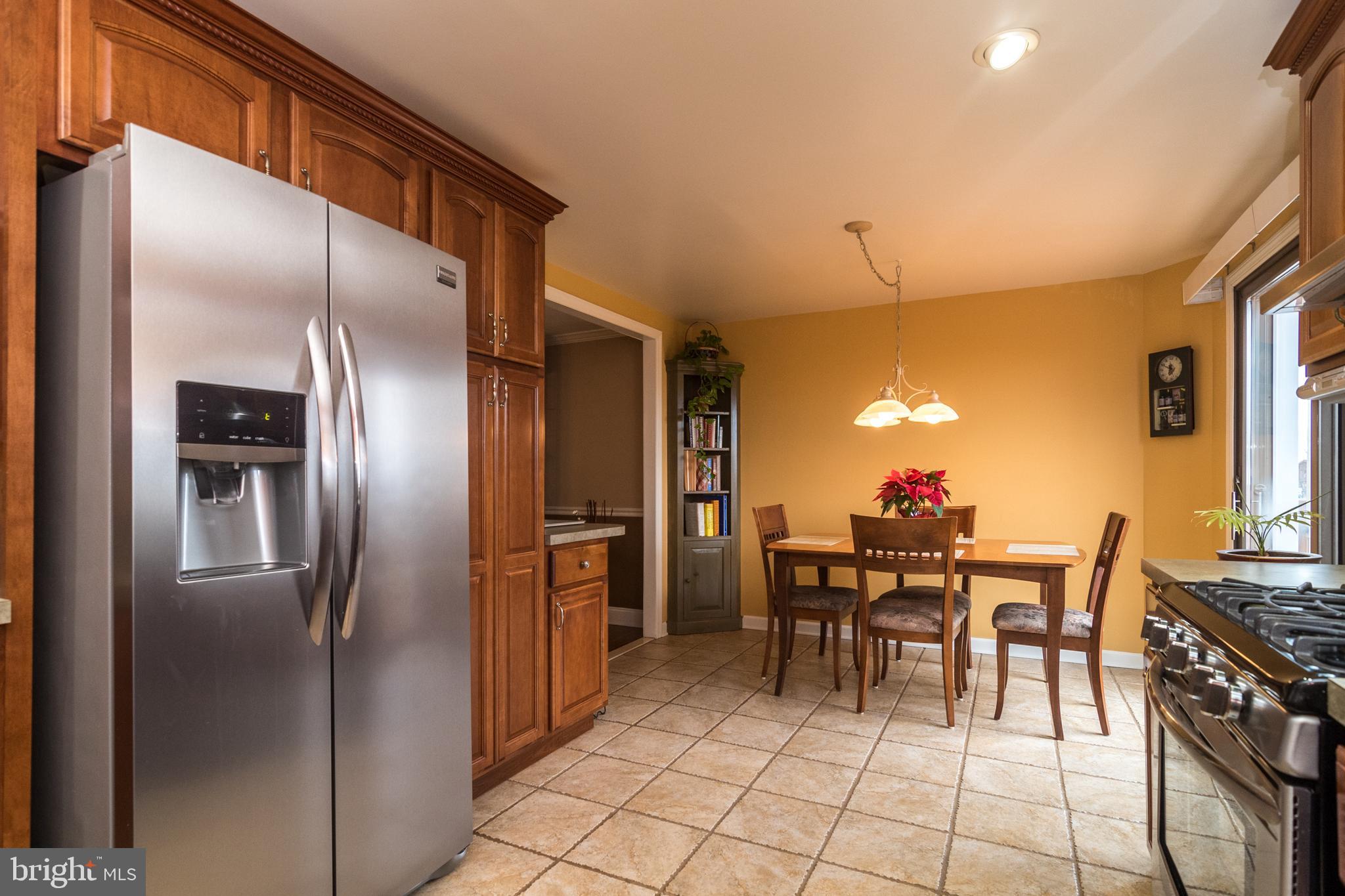 10224 West Keswick Road Philadelphia, PA 19114 - Photo 9 of 27 Kitchen looking at Breakfast Room