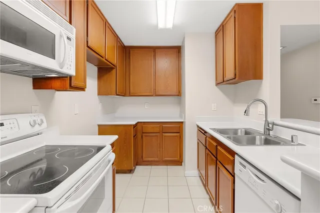 $2,600 | 18312 Parkview Lane, Unit 202, Huntington Beach, CA 92648