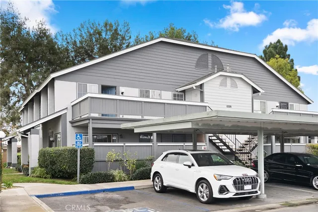 $2,600 | 18312 Parkview Lane, Unit 202, Huntington Beach, CA 92648