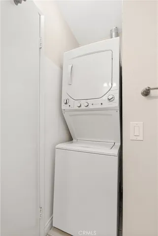 $2,600 | 18312 Parkview Lane, Unit 202, Huntington Beach, CA 92648