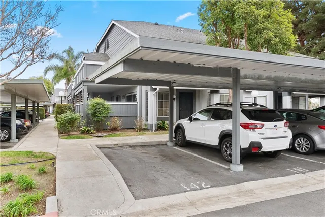 $2,600 | 18312 Parkview Lane, Unit 202, Huntington Beach, CA 92648