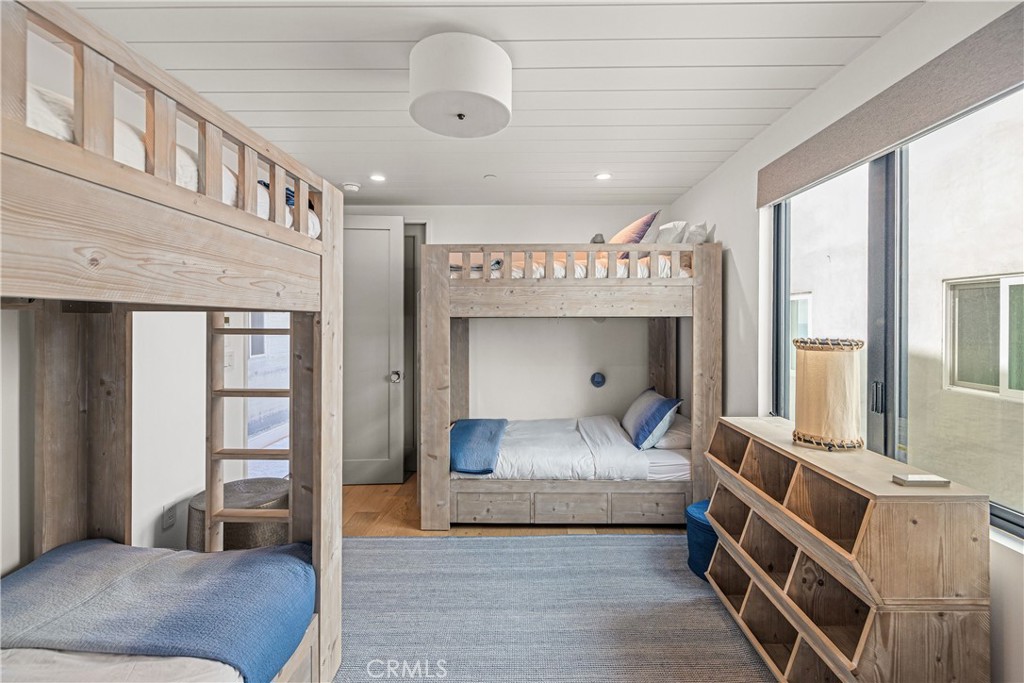 2200 The Strand, Unit B Manhattan Beach, CA 90266 - Photo 21 of 35 a bedroom with a large bed and a chandelier