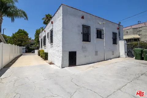 a view of a house with a backyard space