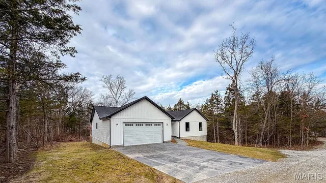 $362,000 | 416 Yorktown Drive, De Soto, MO 63020