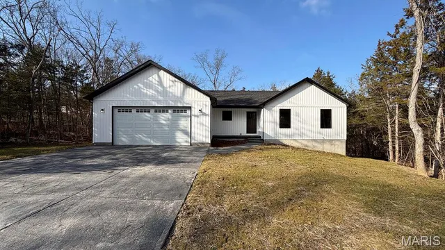 $362,000 | 416 Yorktown Drive, De Soto, MO 63020