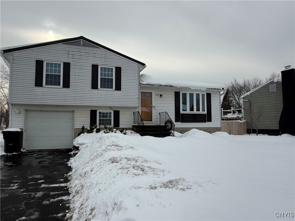 5976 Darby Road Cicero, NY 13039 - Photo 2 of 29