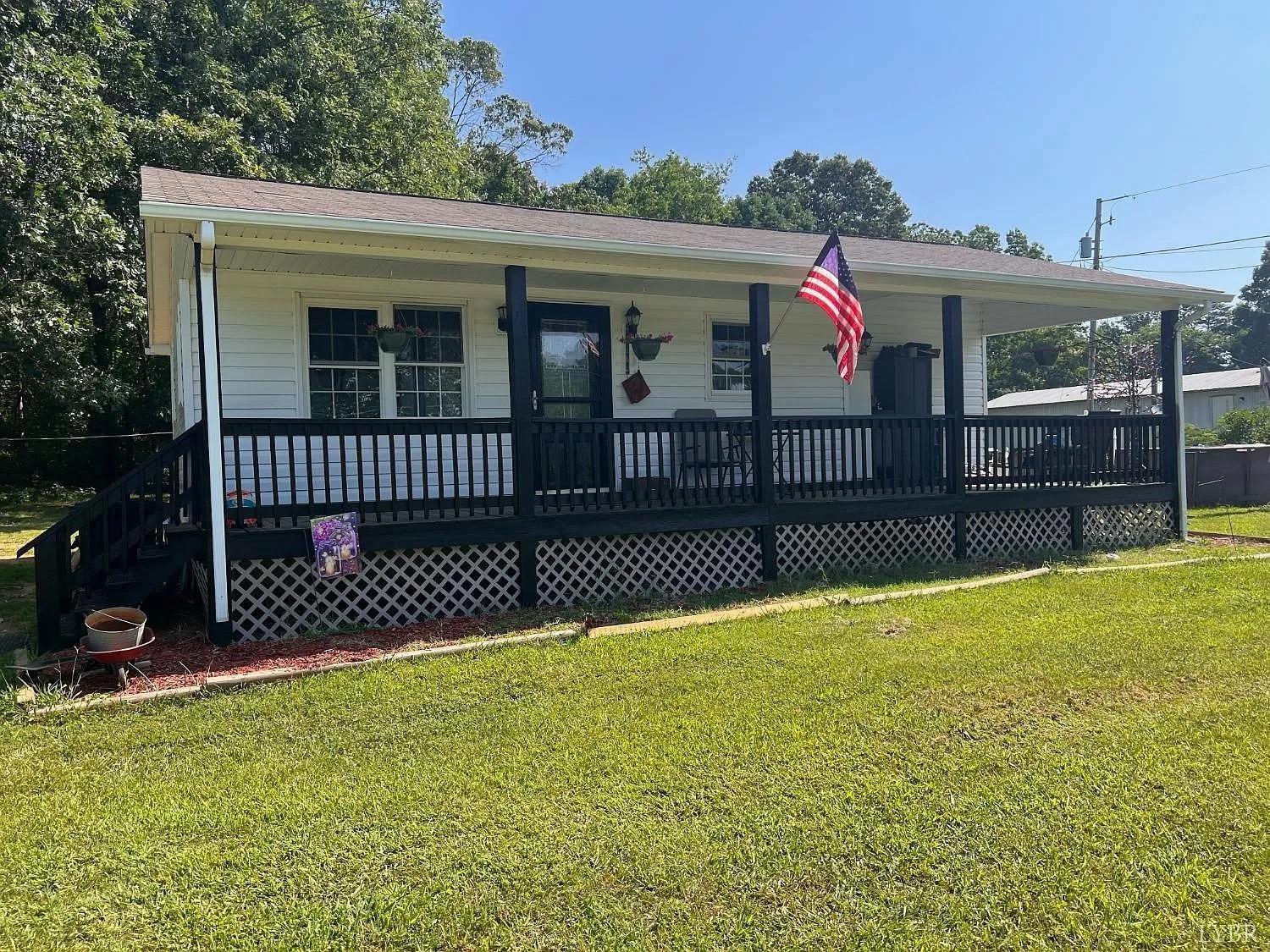 a view of a house with a backyard