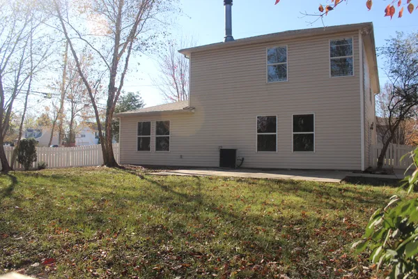 a view of a backyard