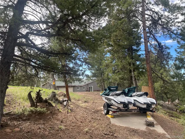 a view of a bench in a backyard
