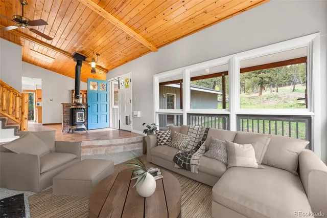 a view of an entryway with a livingroom