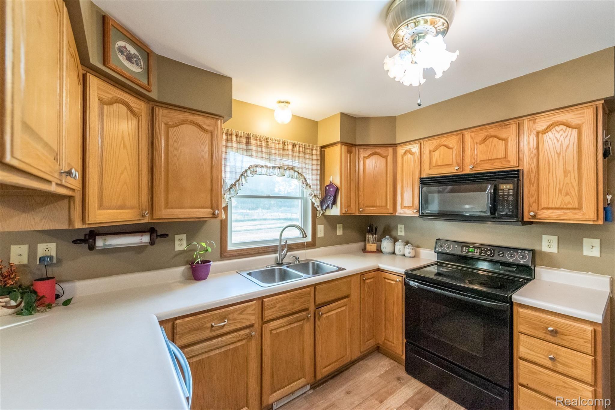 11093 Roberts Road Stockbridge, MI 49285 - Photo 6 of 41 DSC_8444.jpg