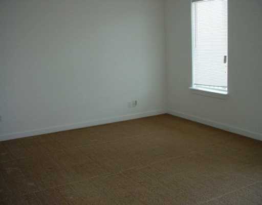 15010 Leeward Drive, Unit 4205 Corpus Christi, TX 78418 - Photo 2 of 3 an empty room with a window