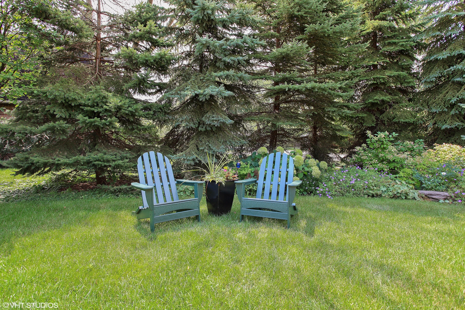 2775 Salceda Drive Northbrook, IL 60062 - Photo 29 of 37 a garden view with a seating space