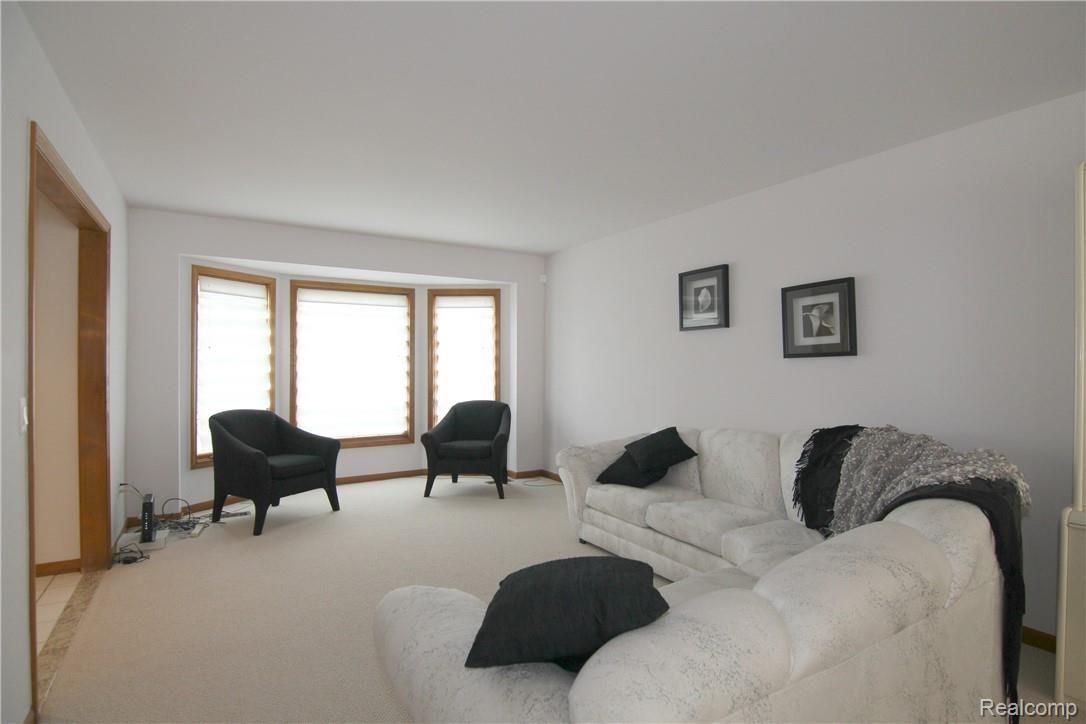 3215 Primrose Drive Rochester, MI 48307 - Photo 6 of 31 Primrose Dr Living Room.jpg