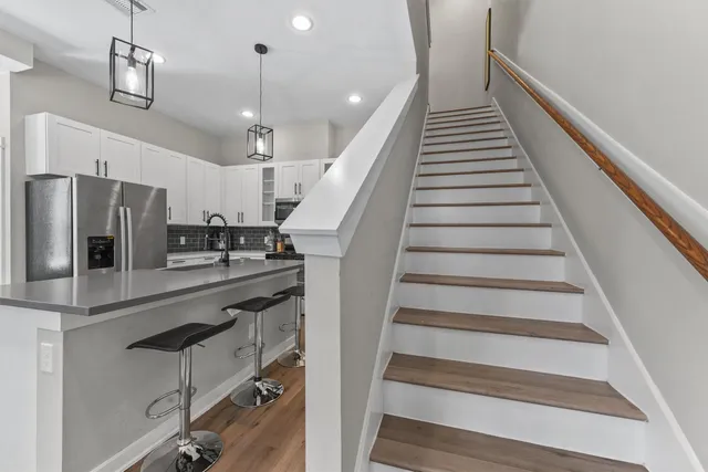 a view of entryway and kitchen
