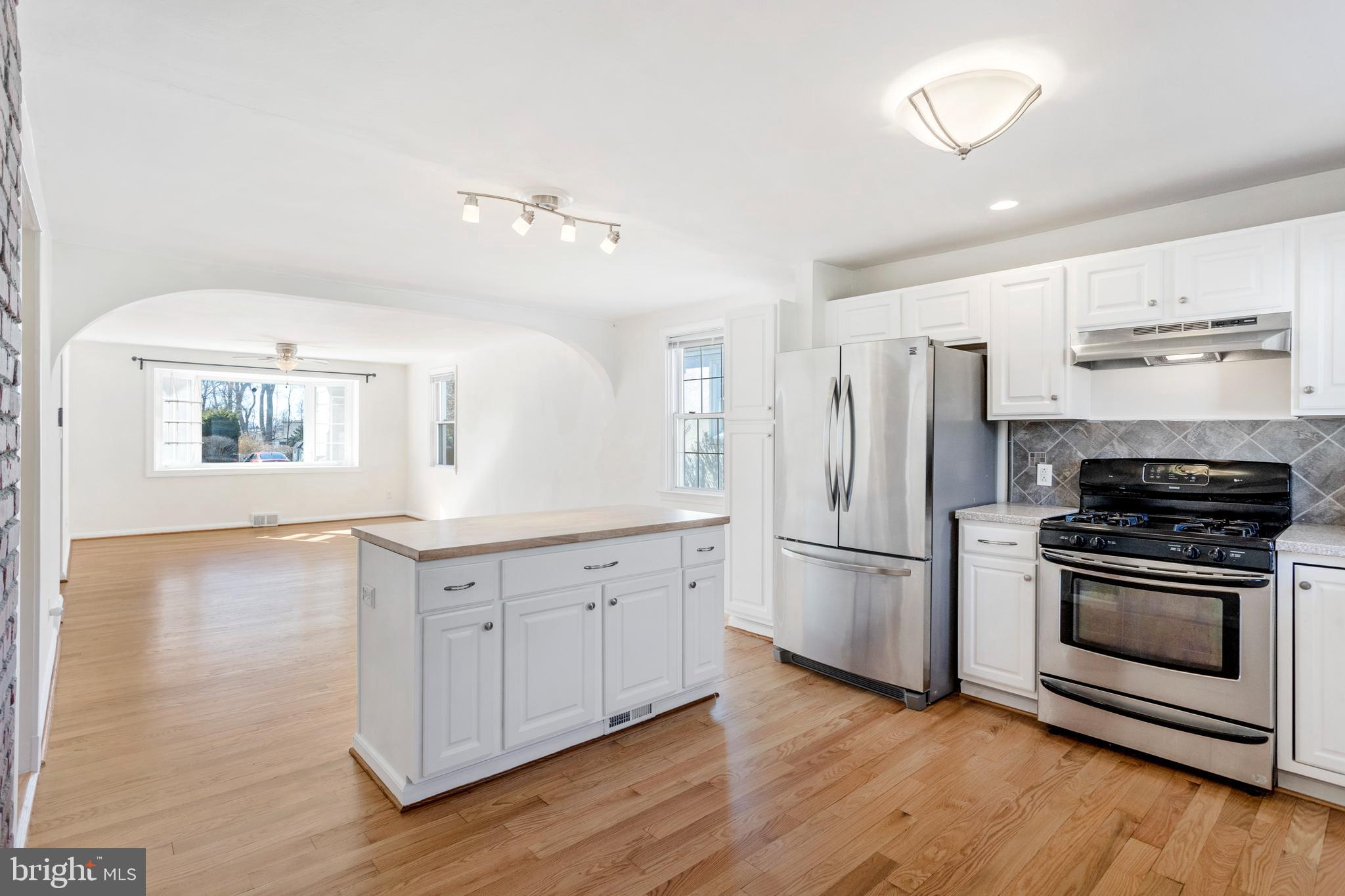 7 Fairhill Road Morton, PA 19070 - Photo 3 of 17 Kitchen open to LR/DR