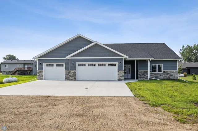 $389,000 | 305 Pr Drive North, Hankinson, ND 58041