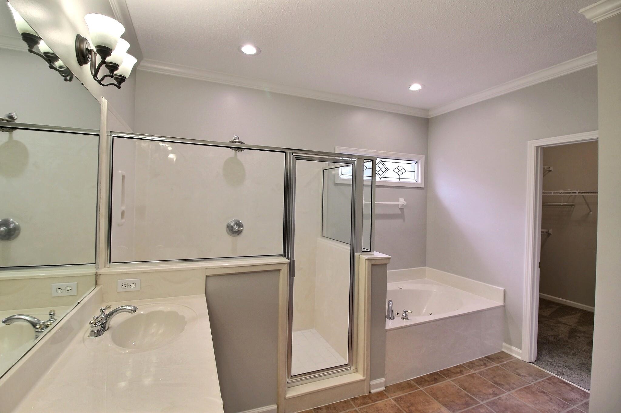 845 McFerrin Lane Collierville, TN 38017 - Photo 14 of 27 a bathroom with a tub a sink and mirror