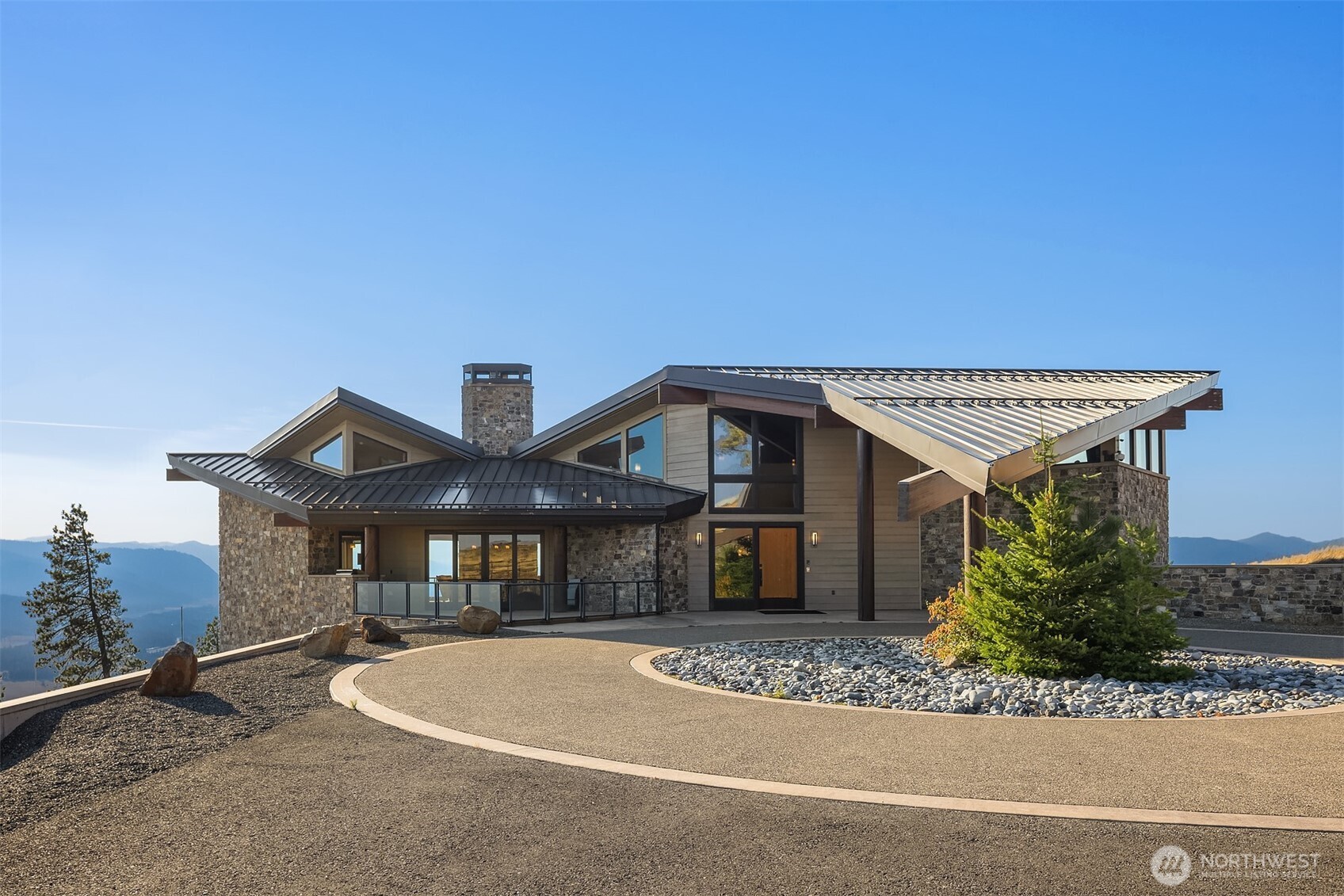 3653 Hart Road Cle Elum, WA 98922 - Photo 11 of 40 a front view of a house with garden