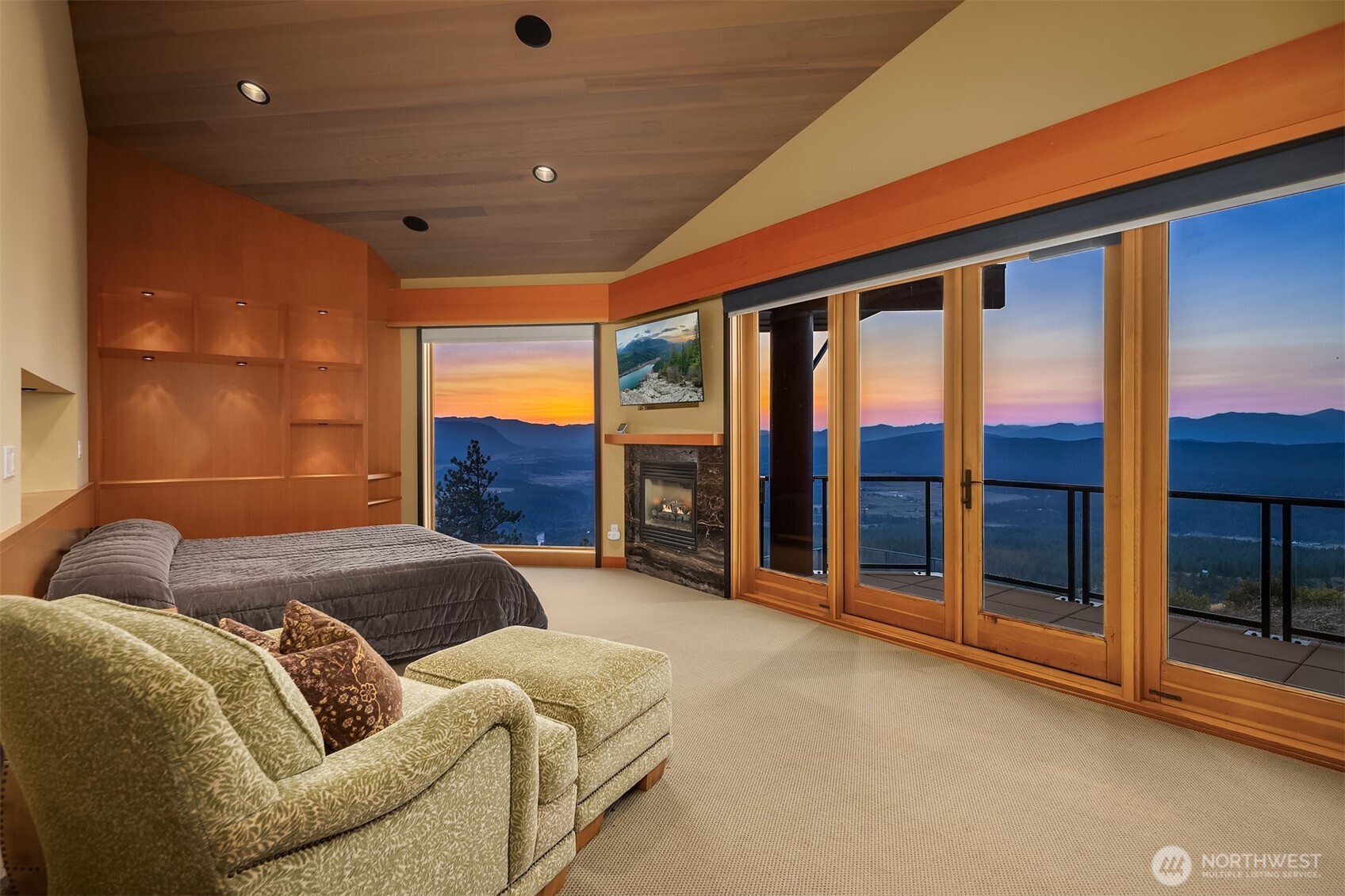 3653 Hart Road Cle Elum, WA 98922 - Photo 27 of 40 a bedroom with furniture and large windows