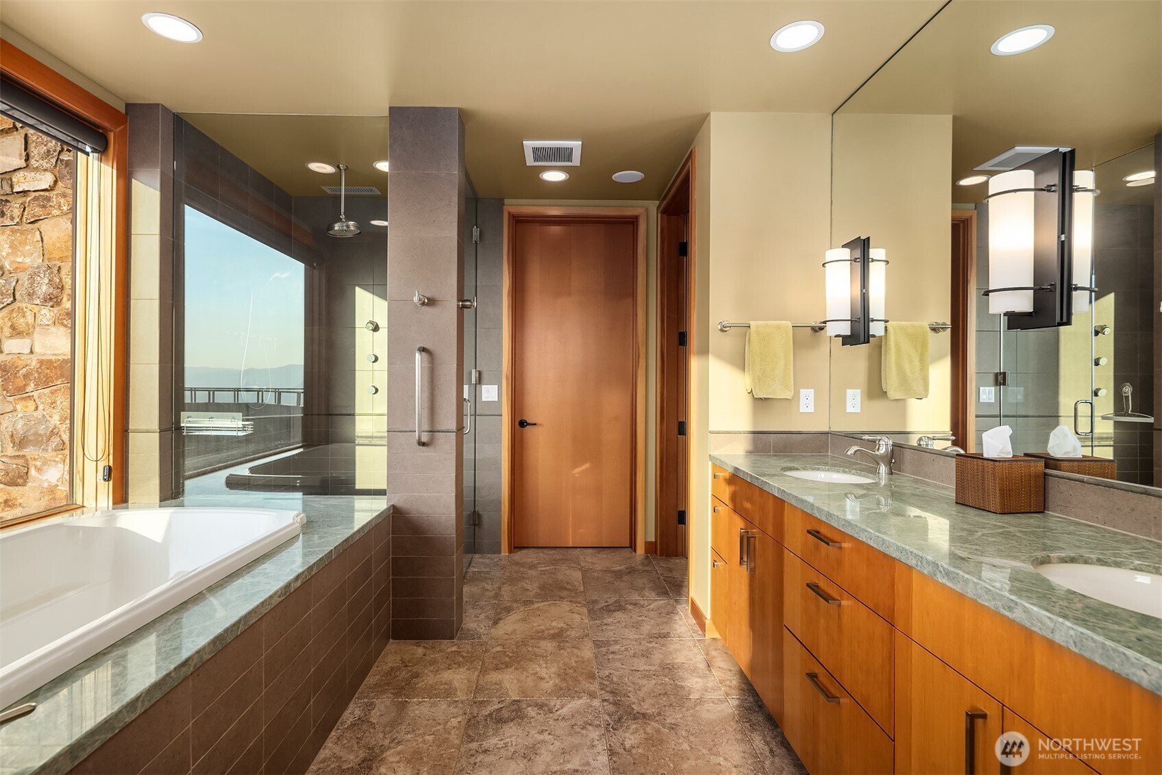 3653 Hart Road Cle Elum, WA 98922 - Photo 39 of 40 a large bathroom with a large tub and sink