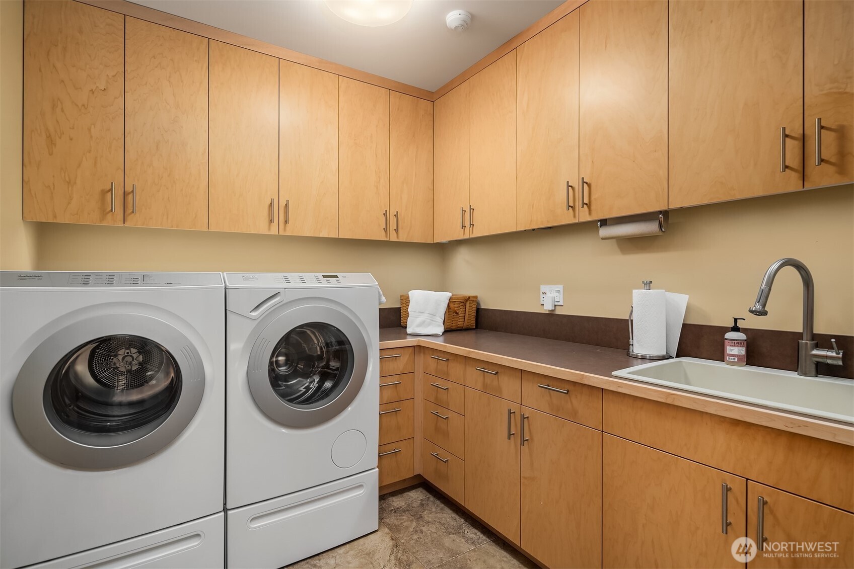 3653 Hart Road Cle Elum, WA 98922 - Photo 40 of 40 a utility room with sink dryer and washer
