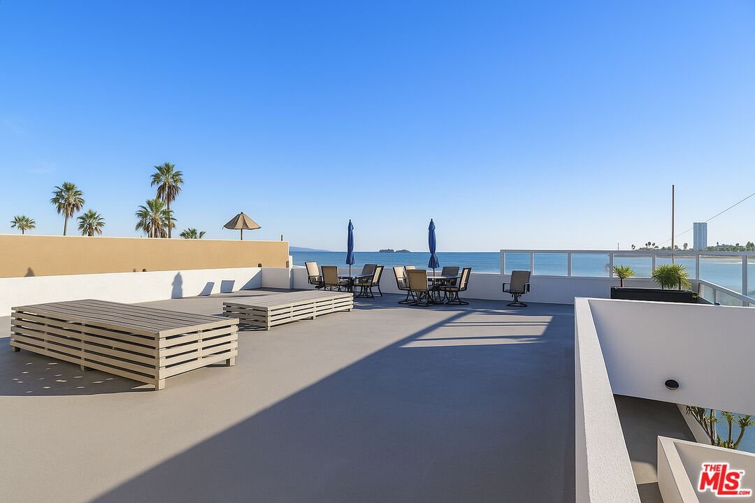 28 South 5th Place Long Beach, CA 90802 - Photo 11 of 15 a view of a terrace with chairs
