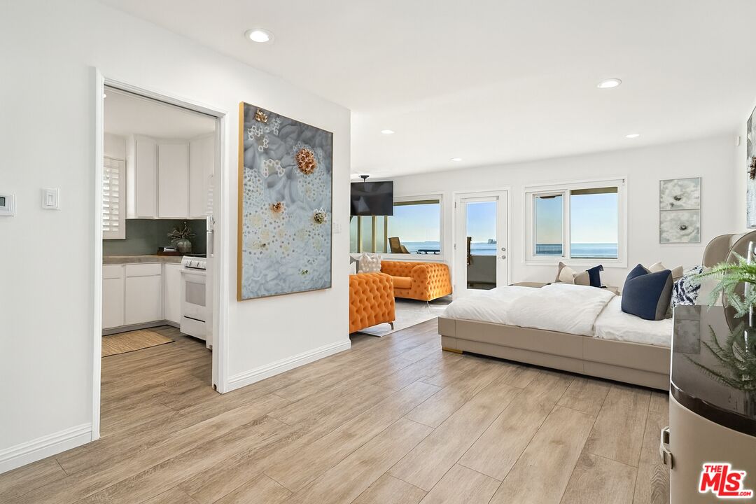 28 South 5th Place Long Beach, CA 90802 - Photo 2 of 15 a bedroom with furniture and a large mirror