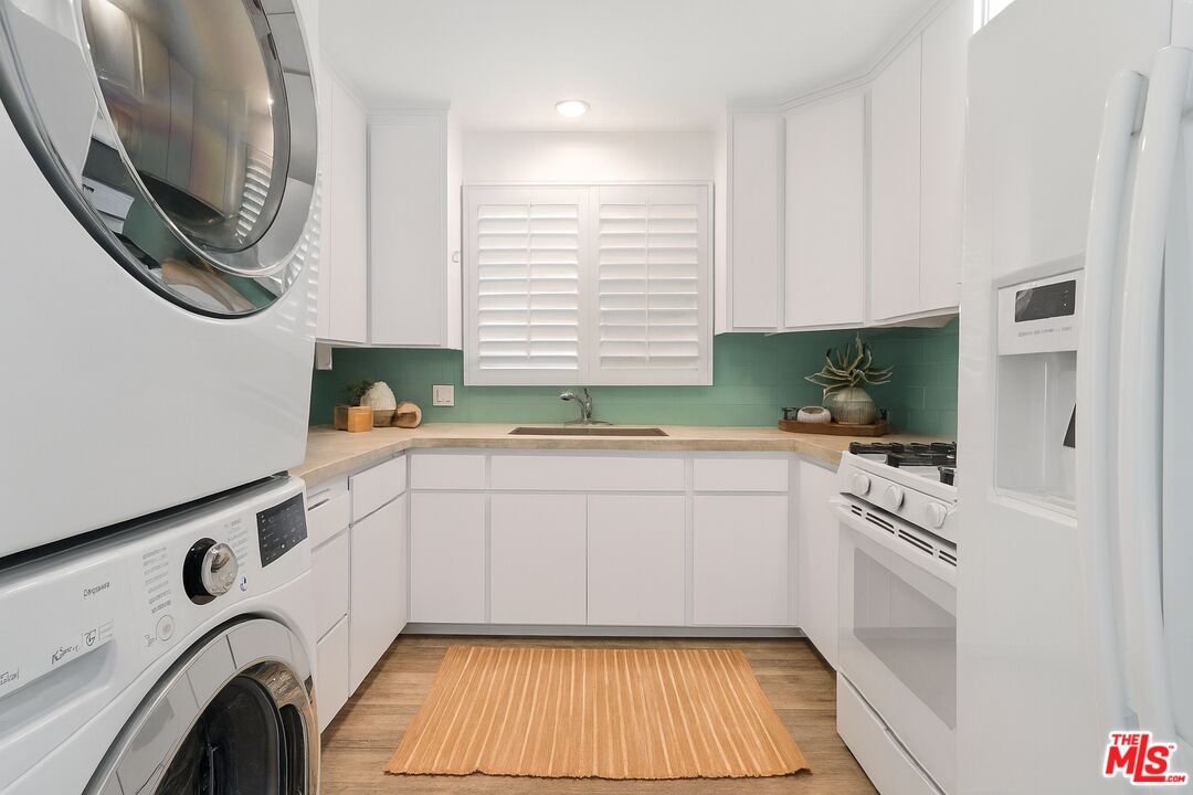 28 South 5th Place Long Beach, CA 90802 - Photo 4 of 15 a kitchen with a white cabinets and a stove