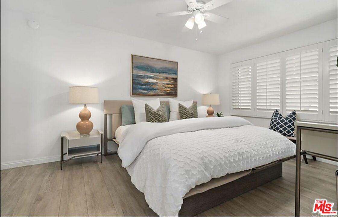 28 South 5th Place Long Beach, CA 90802 - Photo 5 of 15 a bedroom with a bed and lamp