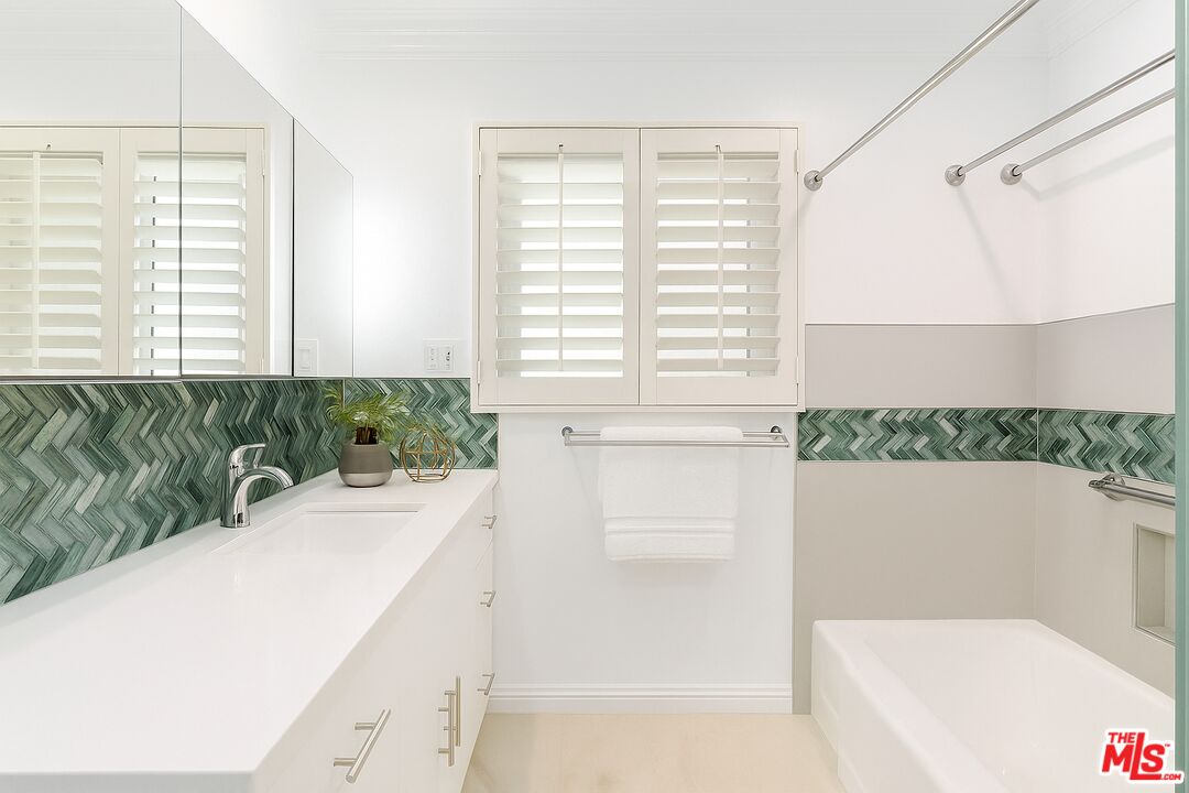 28 South 5th Place Long Beach, CA 90802 - Photo 8 of 15 a bath tub sitting in a bathroom next to a window