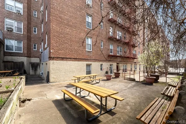 $425,000 | 67-30 Clyde Street, Unit 5B | Rego Park
