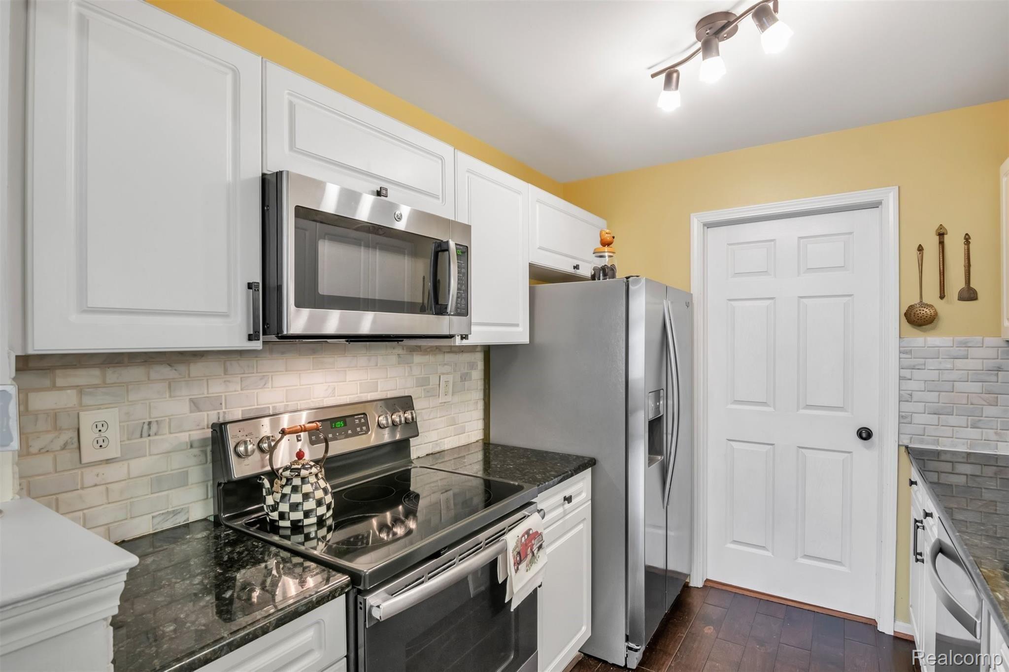 3570 Tremonte Circle Rochester, MI 48306 - Photo 12 of 33 3570 Tremonte Circle S-Kitchen View 1.jpg