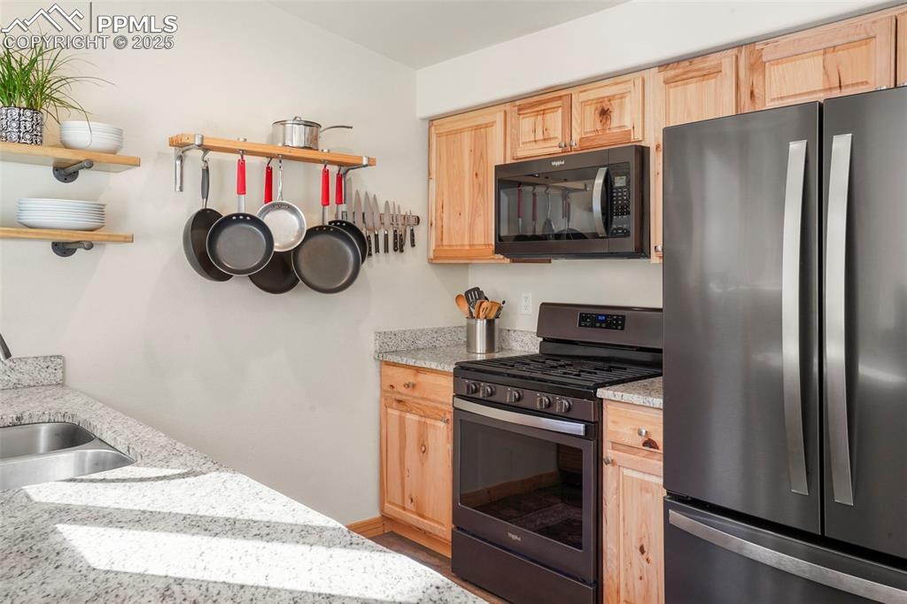 529 Spruce Circle Divide, CO 80814 - Photo 17 of 38 Gas cooking in the kitchen.