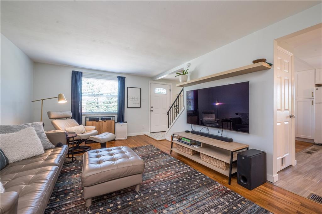 936 Roland Road Pittsburgh, PA 15221 - Photo 3 of 25 Living Room