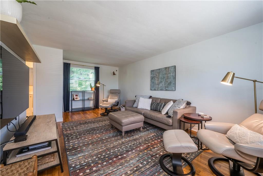 936 Roland Road Pittsburgh, PA 15221 - Photo 4 of 25 Living Room