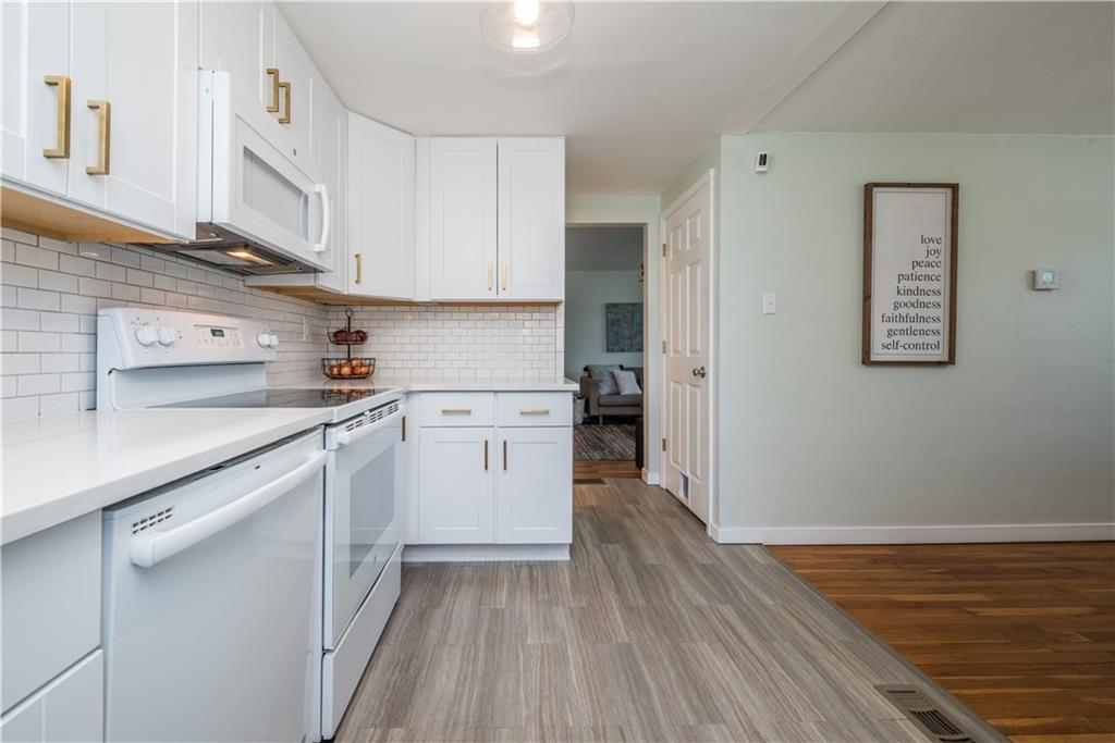 936 Roland Road Pittsburgh, PA 15221 - Photo 7 of 25 Features gorgeous quartz counters