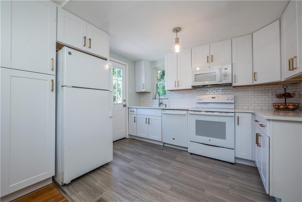 936 Roland Road Pittsburgh, PA 15221 - Photo 8 of 25 Bright and airy decor