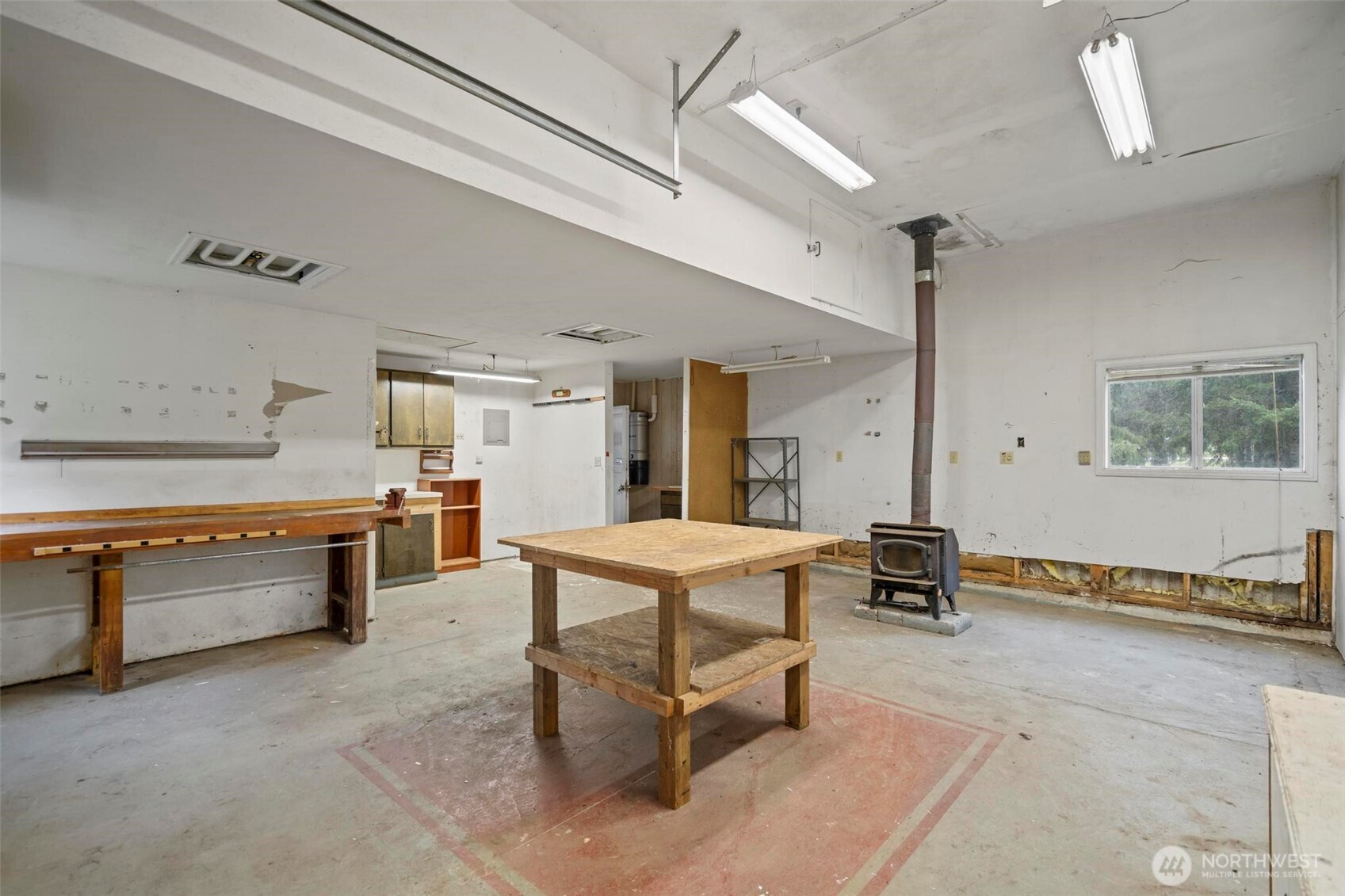 115 Cinebar Road Cinebar, WA 98533 - Photo 20 of 25 a living room with furniture a wooden floor and next to a window