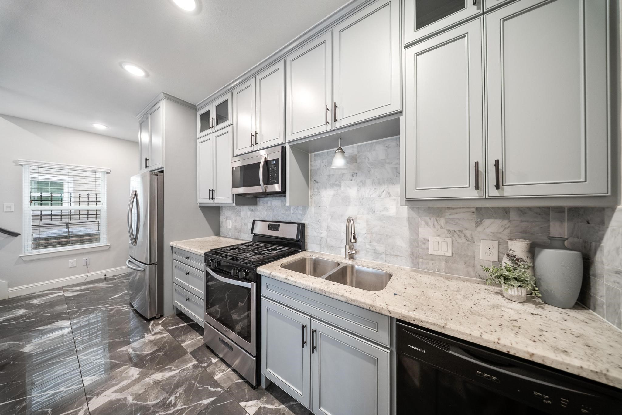 4004 Weslow Street Houston, TX 77087 - Photo 8 of 28 Granite countertops