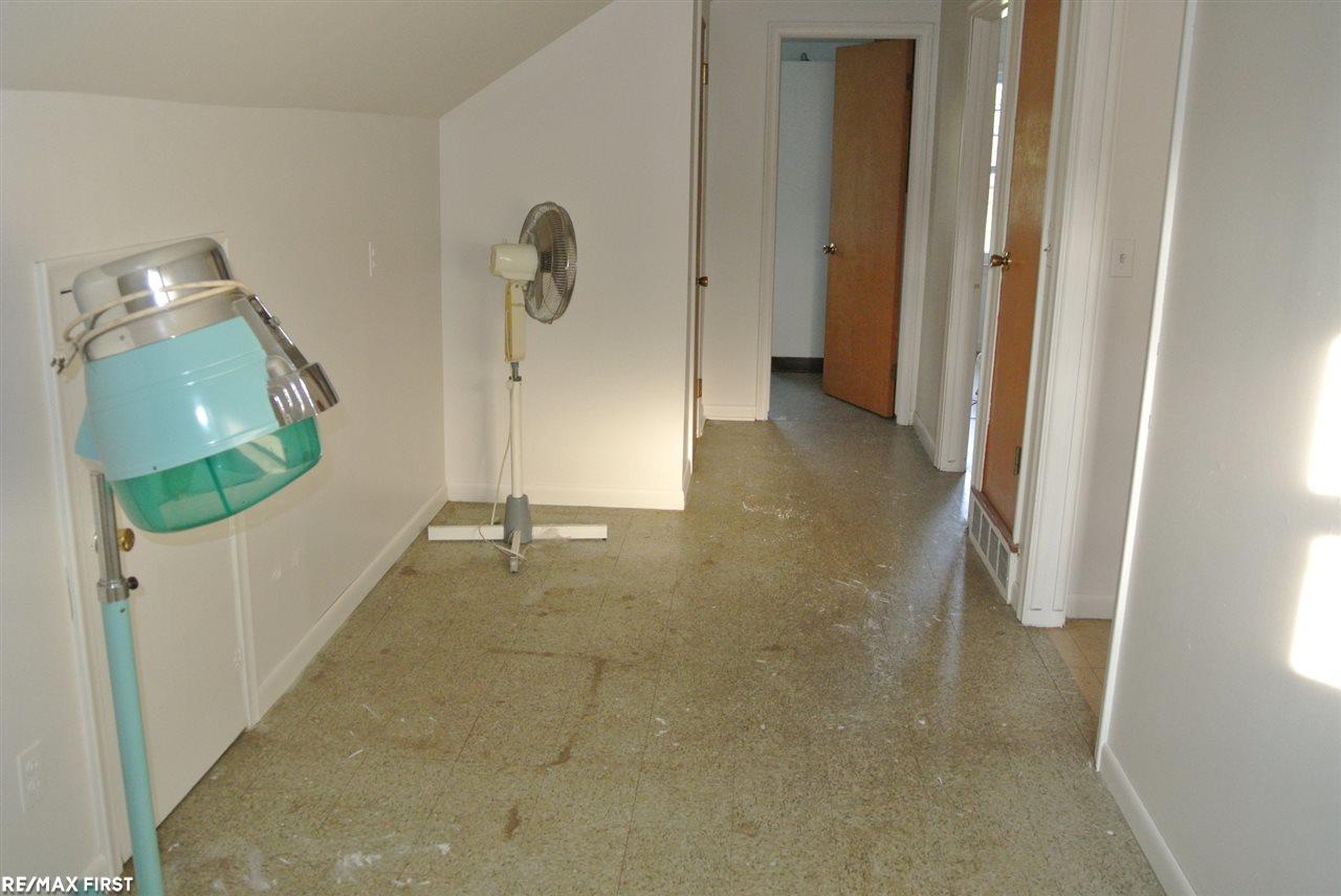8668 Central Street Center Line, MI 48015 - Photo 23 of 27 31251954-22.JPG